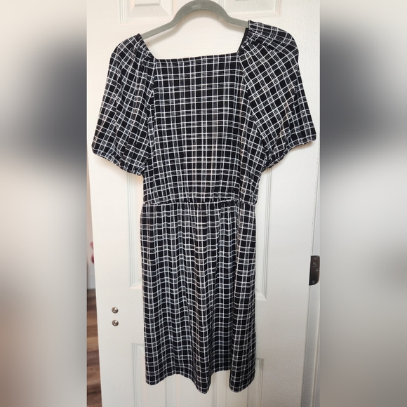 Loft Dress - Picture 2 of 4